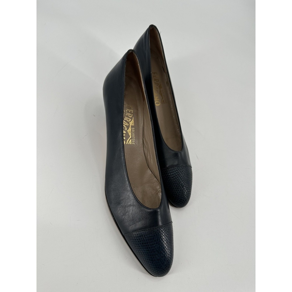 SALVATORE FERRAGAMO CLASSIC NAVY BLUE CAP TOE PUMPS HEELS WOMEN'S SIZE 7.5AAAA